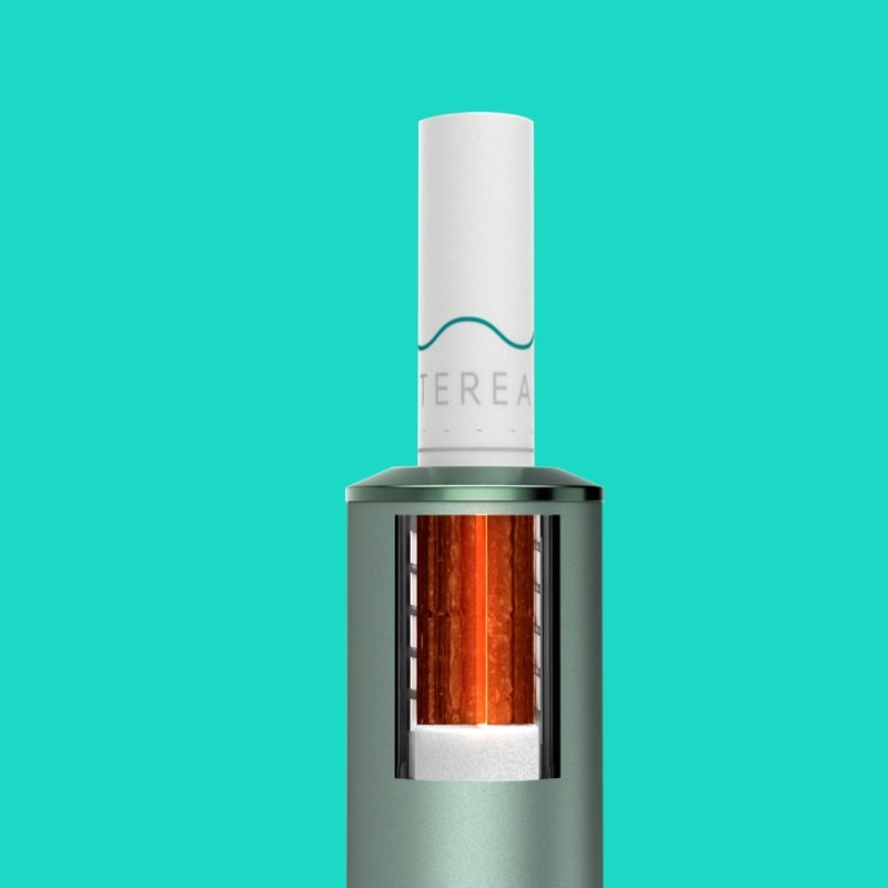 جهاز IQOS ILUMA PRIME باللون الزمرّدي وبداخله لفافة TEREA.