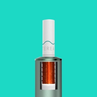 جهاز IQOS ILUMA PRIME باللون الزمرّدي وبداخله لفافة TEREA.