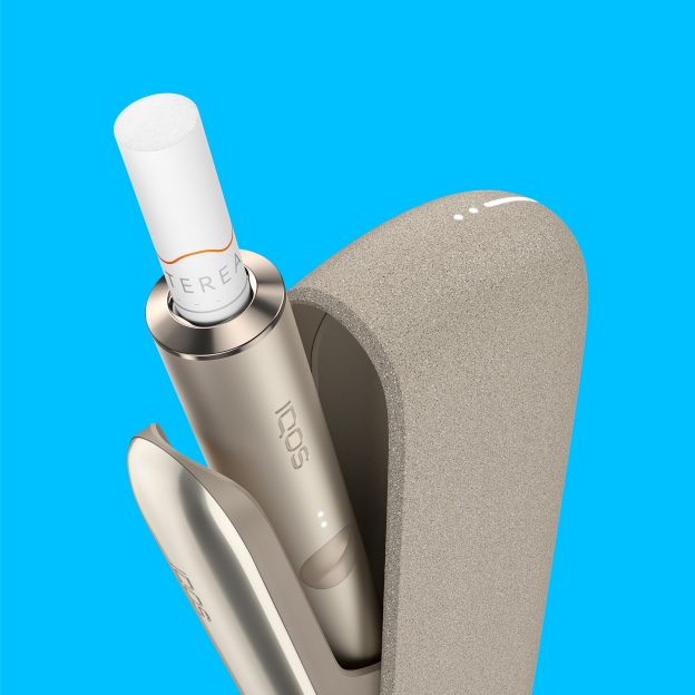 جهاز IQOS ILUMA داخل شاحن.