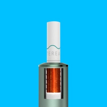 جهاز IQOS ILUMA باللون الأخضر الطحلبيّ وشاحنه في علبة.