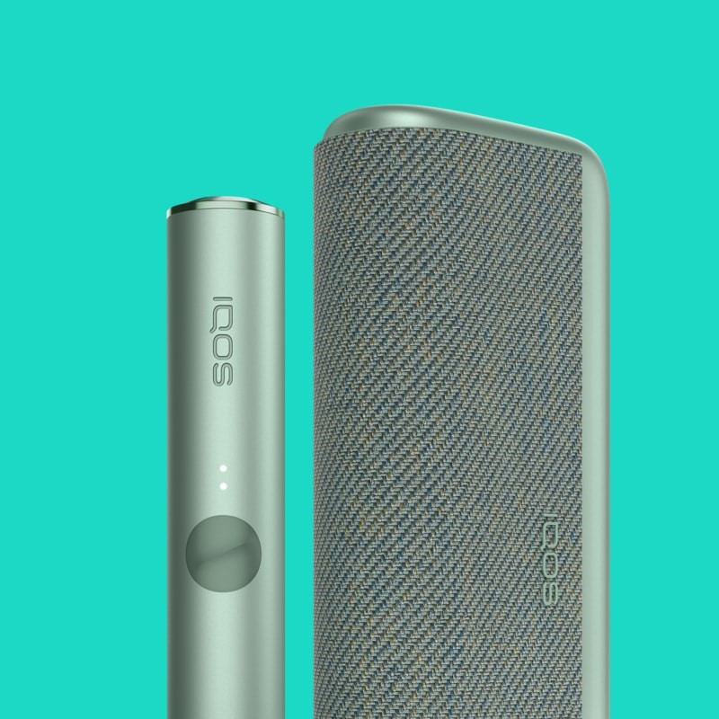 جهاز IQOS ILUMA باللون الأخضر الزمرّدي.