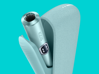 شخصان يحملان هاتفان التقيا لاحتساء القهوة.