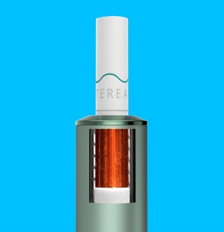 جهاز IQOS ILUMA باللون الأخضر الطحلبيّ وشاحنه في علبة.