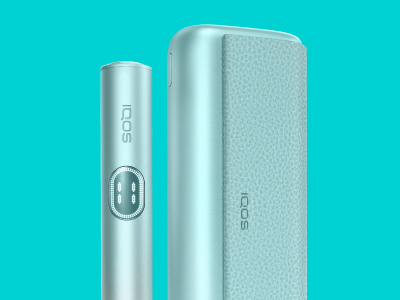 شخصان يحملان هاتفان التقيا لاحتساء القهوة.