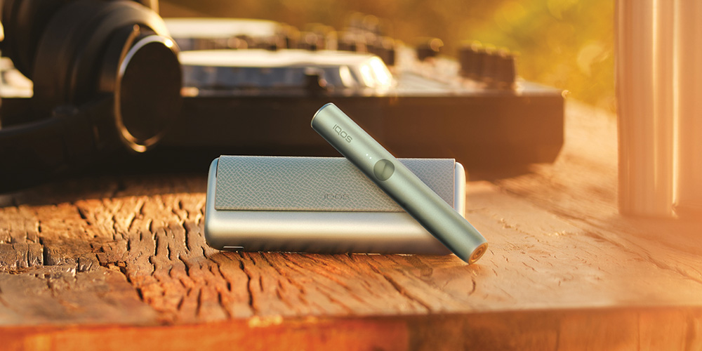 شخصان يحملان هاتفان التقيا لاحتساء القهوة.