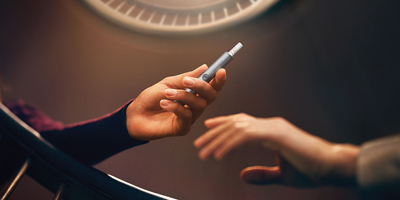 أيدي مطوية أمام جهاز كمبيوتر محمول.