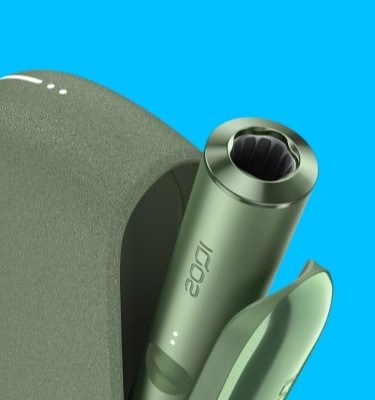جهاز IQOS ILUMA باللون الأخضر الطحلبيّ داخل شاحن الجيب بغطاء مفتوح.