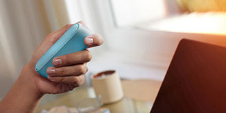 hand holding an iqos original duo