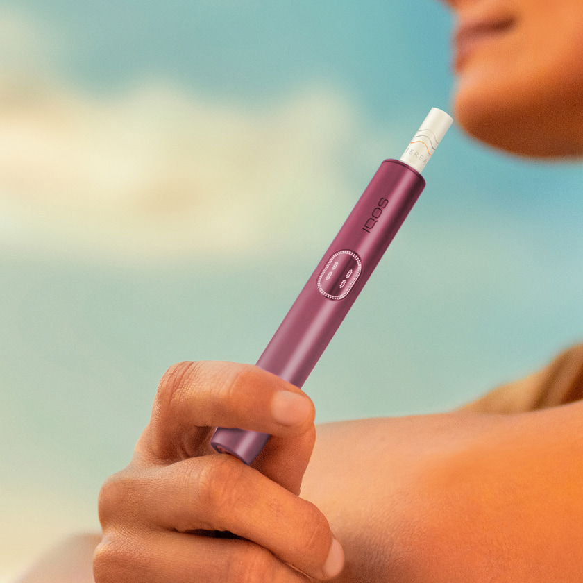 شخص يدخل لفافة TEREA في جهاز IQOS ILUMA PRIME.