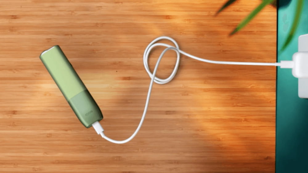 Charging your IQOS ILUMA ONE